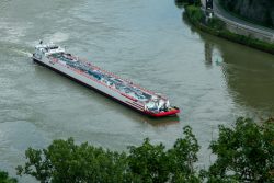 Loreley - Fotoserie - Landschaftsfotografie - Aloys Peter Trenz Frachtschiff navigiert durch eine Flusskurve mit grüner Boje