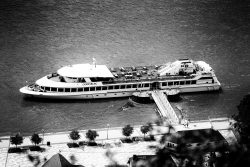 Loreley - Fotoserie - Landschaftsfotografie - Aloys Peter Trenz Ausflugsschiff Göksburg am Rheinufer an einem Anlegeplatz