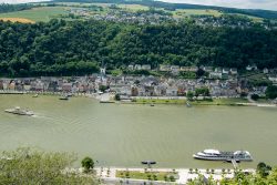 Loreley - Fotoserie - Landschaftsfotografie - Aloys Peter Trenz Panorama der Stadt am Rhein mit vorbeifahrenden Schiffen