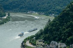Loreley - Fotoserie - Landschaftsfotografie - Aloys Peter Trenz Schiffe fahren auf dem Rhein bei einer waldreichen Uferlandschaft