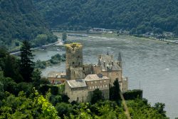 Loreley - Fotoserie - Landschaftsfotografie - Aloys Peter Trenz Burg am grünen Rheinufer mit malerischer Flusslandschaft