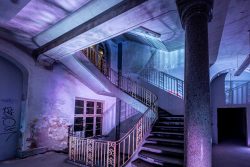 Lost Places Fotografie Altes Polizeipräsidium Frankfurt Verlassene Treppe in einem alten, beleuchteten Gebäude