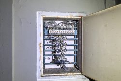 Lost Places Fotografie Altes Polizeipräsidium Frankfurt Geöffneter alter Tresor mit freiliegendem Zahlenschlossmechanismus