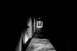 Lost Places Fotografie Altes Polizeipräsidium Frankfurt Verlassenes historisches Gebäude mit dunklem Korridor