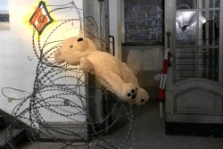 Lost Places Fotografie - Altes Polizeipräsidium Frankfurt Plüschbär auf Stacheldraht in verlassener Umgebung