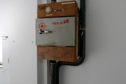 Lost Places Fotografie - Altes Polizeipräsidium Frankfurt Alte Gastherme mit Graffiti und verrostetem Metallgehäuse