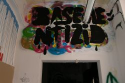 Lost Places Fotografie - Altes Polizeipräsidium Frankfurt Graffiti-Kunstwerk im Innenraum mit buntem Hintergrund und schwarzen Buchstaben