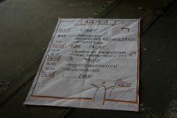 Lost Places Fotografie - Altes Polizeipräsidium Frankfurt Handgeschriebenes Tagungsprogramm auf Papier mit Agenda und Pausenzeiten, am Boden liegend