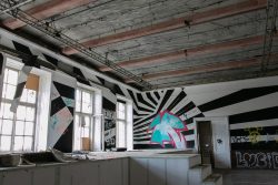 Lost Places Fotografie - Altes Polizeipräsidium Frankfurt Verlassenes Gebäude mit bunten Graffiti-Kunstwerken an den Wänden