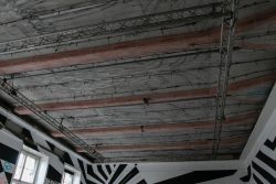 Lost Places Fotografie - Altes Polizeipräsidium Frankfurt Industrielle Decke mit geometrischen Mustern in einem modernen Raum