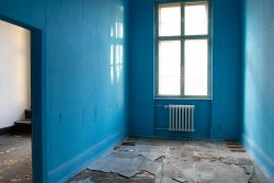 Lost Places Fotografie - Altes Polizeipräsidium Frankfurt Verlassenes Zimmer mit blauen Wänden und kaputtem Fußboden