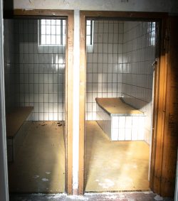 Lost Places Fotografie - Altes Polizeipräsidium Frankfurt Verlassene Zellen in altem Gebäude, Lichtstrahlen durch Fenster