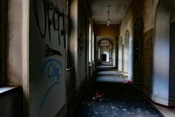 Lost Places Fotografie - Altes Polizeipräsidium Frankfurt Verlassener, mit Graffiti bedeckter Korridor in einem alten Gebäude