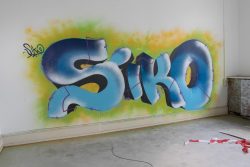 Lost Places Fotografie - Altes Polizeipräsidium Frankfurt Buntes Graffiti-Straßenkunst-Design auf einer Wand in einem leeren Raum