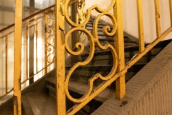 Lost Places Fotografie - Altes Polizeipräsidium Frankfurt Gelbes antikes Treppengeländer mit kunstvollen Details