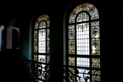 Lost Places Fotografie - Altes Polizeipräsidium Frankfurt Zwei dekorative Buntglasfenster in altem Gebäude bei Tageslicht