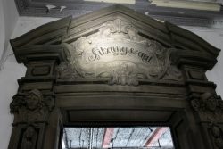 Lost Places Fotografie - Altes Polizeipräsidium Frankfurt Eingang zum historischen Sitzungssaal mit kunstvoller Holzverzierung und architektonischen Details