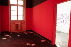 Lost Places Fotografie - Altes Polizeipräsidium Frankfurt Verlassenes Gebäude mit roten Wänden und Graffiti