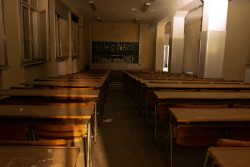 Lost Places Fotografie - Altes Polizeipräsidium Frankfurt Verlassenes Klassenzimmer mit Schmiererei 'Alles Nazis' an der Tafel