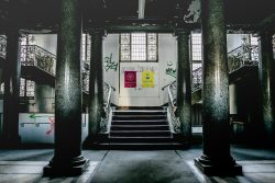 Lost Places Fotografie - Altes Polizeipräsidium Frankfurt Verlassener Raum mit Graffiti und Säulen