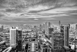 Frankfurt Maintower Januar 2024 Die beeindruckende Skyline von Frankfurt in Schwarzweiß Frankfurt Maintower Januar 2024 Schwarzweiß-Panoramablick auf Frankfurts Wolkenkratzer und Skyline