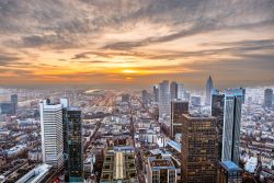 Frankfurt Maintower Januar 2024 Die beeindruckende Skyline von Frankfurt am Main bei Sonnenuntergang Frankfurt Maintower Januar 2024 Skyline von Frankfurt bei Sonnenuntergang mit Wolkenkratzern