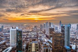 Frankfurt Maintower Januar 2024 Ein atemberaubender Blick auf Frankfurt am Abend Frankfurt Maintower Januar 2024 Frankfurter Skyline bei Sonnenuntergang mit Wolkenkratzern und Hauptbahnhof