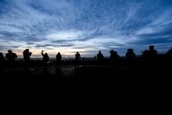 Frankfurt Maintower Januar 2024 Eine Gruppe von Menschen genießt den atemberaubenden Sonnenuntergang und den weitläufigen Blick Frankfurt Maintower Januar 2024 Menschen Silhouetten vor Sonnenuntergang mit dramatischem Himmel