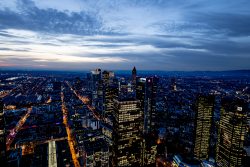 Frankfurt Maintower Januar 2024 Beeindruckende Aussicht auf Frankfurts Hochhäuser in der Abenddämmerung. Frankfurt Maintower Januar 2024 Luftaufnahme der Frankfurter Skyline bei Sonnenuntergang mit beleuchteten Wolkenkratzern