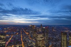 Frankfurt Maintower Januar 2024 Ein atemberaubender Blick auf die Frankfurter Skyline zur blauen Stunde Frankfurt Maintower Januar 2024 Frankfurter Skyline bei Sonnenuntergang mit Wolken und Lichtern