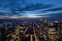 Frankfurt Maintower Januar 2024 Skyline von Frankfurt in der Abenddämmerung mit beeindruckendem Lichterspiel. Frankfurt Maintower Januar 2024 Abendliches Stadtpanorama von Frankfurt mit beleuchteten Wolkenkratzern