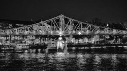 Mainuferfest Frankfurt Fotoserie Aloys Peter Trenz August 2022 Eiserner Steg in Frankfurt bei Nacht