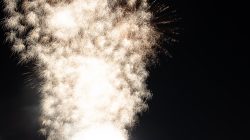 Mainuferfest Frankfurt Fotoserie Aloys Peter Trenz August 2022 Hell beleuchtetes Feuerwerk am Nachthimmel