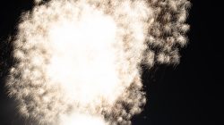 Mainuferfest Frankfurt Fotoserie Aloys Peter Trenz August 2022 Großes Feuerwerk am Nachthimmel, funkelnde weiße Lichter