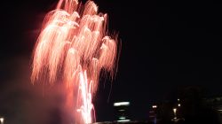 Mainuferfest Frankfurt Fotoserie Aloys Peter Trenz August 2022 Silvester-Feuerwerk am Nachthimmel über einer Stadt