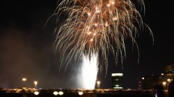 Mainuferfest Frankfurt Fotoserie Aloys Peter Trenz August 2022 Spektakuläres Feuerwerk über Stadt bei Nacht
