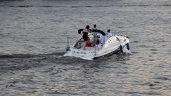 Mainuferfest Frankfurt Fotoserie Aloys Peter Trenz August 2022 Personen auf einem kleinen Motorboot auf einem Fluss