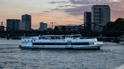 Mainuferfest Frankfurt Fotoserie Aloys Peter Trenz August 2022 Passagierschiff auf Main in Frankfurt bei Sonnenuntergang mit Skyline im Hintergrund