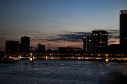 Mainuferfest Frankfurt Fotoserie Aloys Peter Trenz August 2022 Nächtliche Skyline von Frankfurt am Main mit beleuchteter Brücke