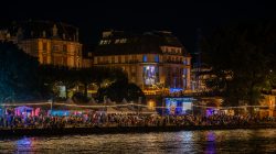 Mainuferfest Frankfurt Fotoserie Aloys Peter Trenz August 2022 Nächtliche Flussuferparty mit Lichtern und Menschenmenge