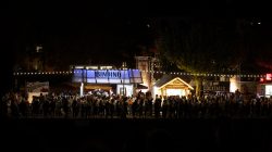 Mainuferfest Frankfurt Fotoserie Aloys Peter Trenz August 2022 Nachtszene eines belebten Bier- und Weinfestes mit beleuchteten Ständen