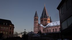 Mainz Weihnachtsmarkt Dezember 2023 Mainzer Dom bei Sonnenuntergang im Winter