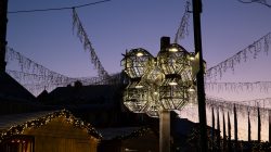 Mainz Weihnachtsmarkt Dezember 2023 Beleuchtete Weihnachtsdekoration abends auf einem Festplatz