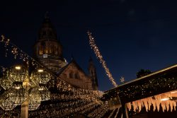 Mainz Weihnachtsmarkt Dezember 2023 Weihnachtsmarktlichter und beleuchtetes Gebäude bei Nacht