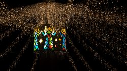 Mainz Weihnachtsmarkt Dezember 2023 Bunte Weihnachtslaterne mit Engeldesign und Lichterketten nachts