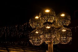 Mainz Weihnachtsmarkt Dezember 2023 Weihnachtsbeleuchtung mit leuchtenden Laternen und Lichterketten bei Nacht