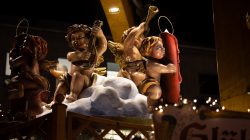 Mainz Weihnachtsmarkt Dezember 2023 Engel mit Musikinstrumenten auf Weihnachtsmarktdekoration