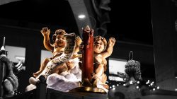 Mainz Weihnachtsmarkt Dezember 2023 Zwei Engelsfiguren auf einem Weihnachtsmarkt in festlicher Beleuchtung