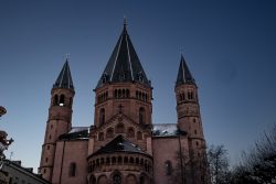 Mainz Weihnachtsmarkt Dezember 2023 Mainzer Dom bei Dämmerung mit schneebedeckten Türmen