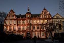 Mainz Weihnachtsmarkt Dezember 2023 Historisches rotes Gebäude bei Sonnenuntergang im Winter in Mainz